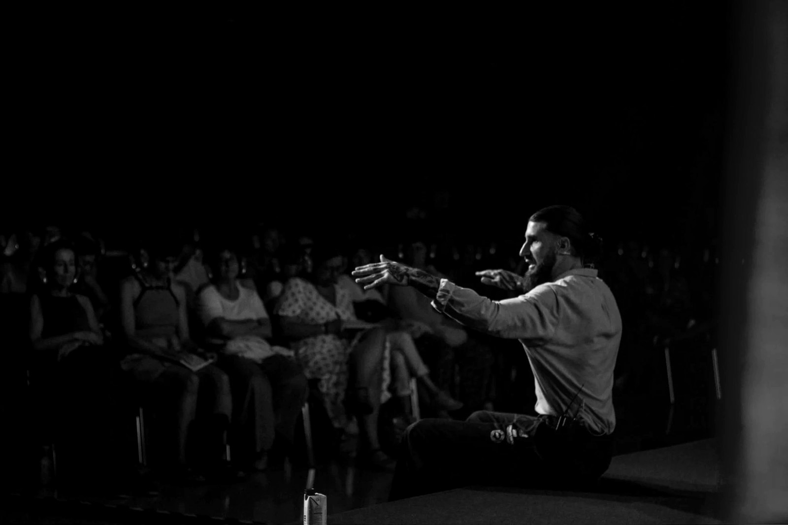 Mitxel González en un escenario, hablando ante el público